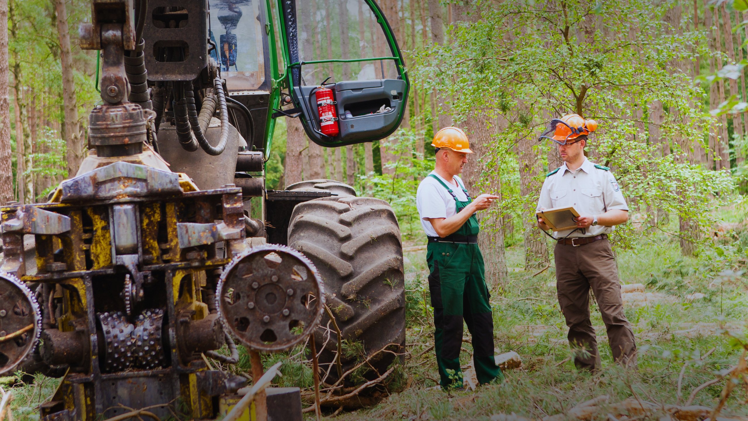 Dein Schutz im Forstdienst Forstbeamter gibt Anweiseungen an Forstmitarbeiter, beide sind abgesichert durch die Diensthaftpflichtversicherung des BDF Sozialwerk