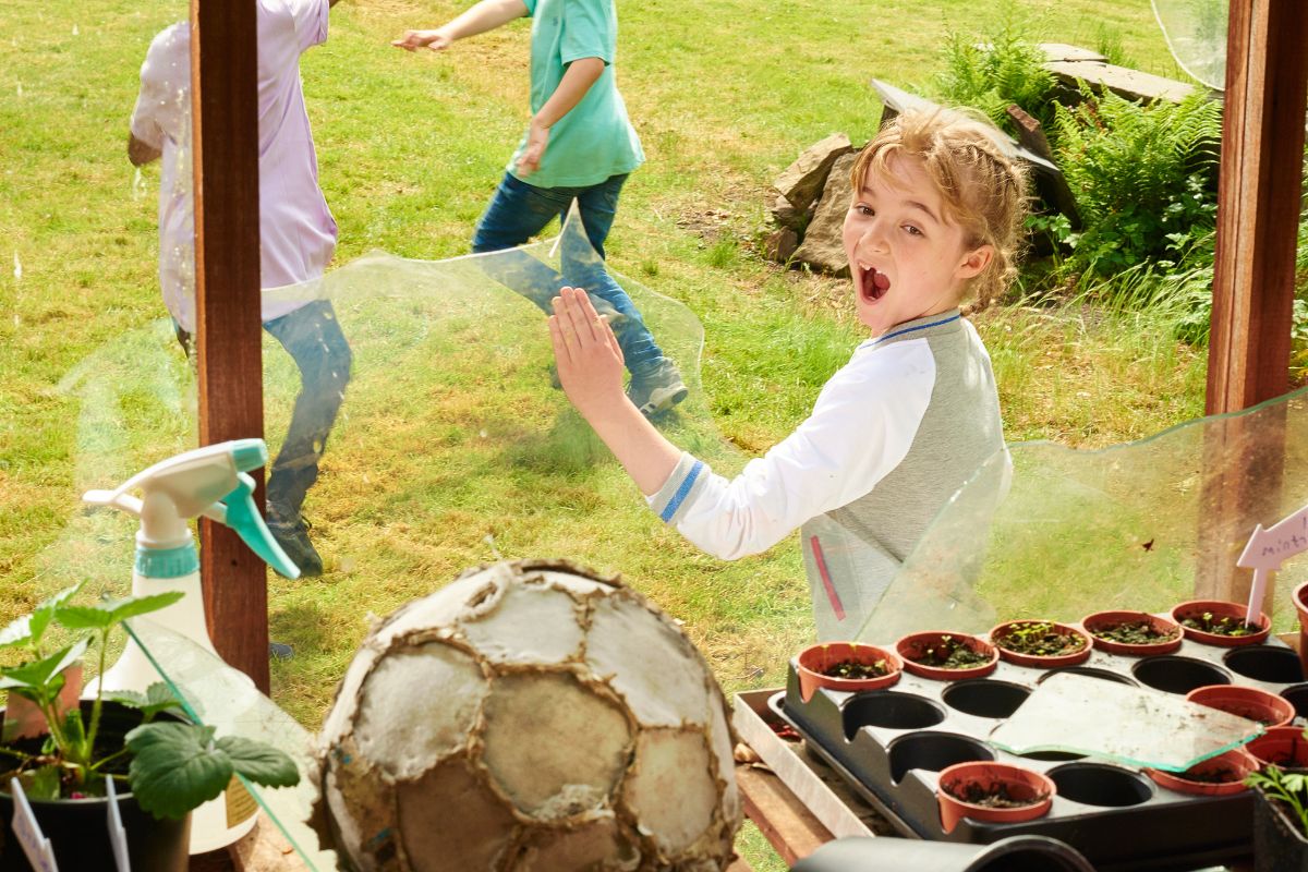 Kinder spielen Fußball dabei fliegt der Ball durch die Scheibe, Private Haftpflichtversicherung