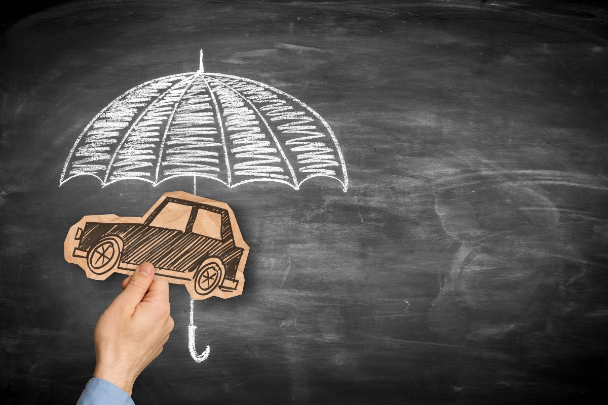 Auto unter einem Regenschirm, KFZ-Teilkaskoversicherung